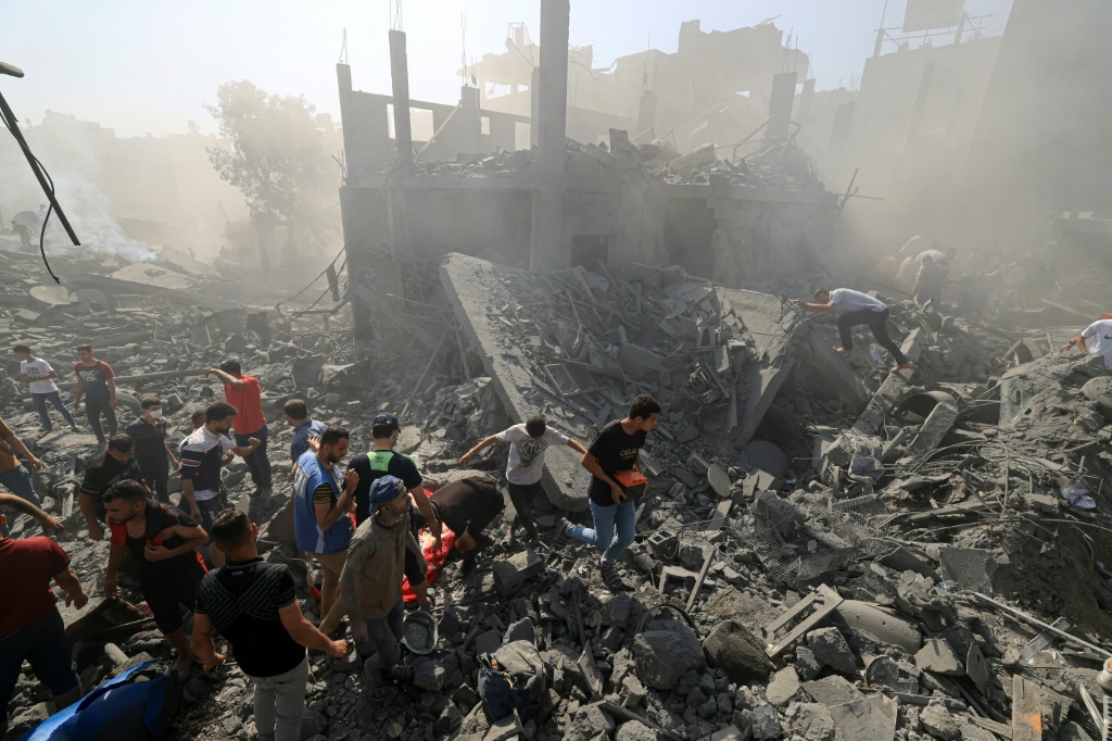Soccorsi dopo un bombardamento sulla Striscia di Gaza nei giorni scorsi. (Mahmud Hams, Afp)