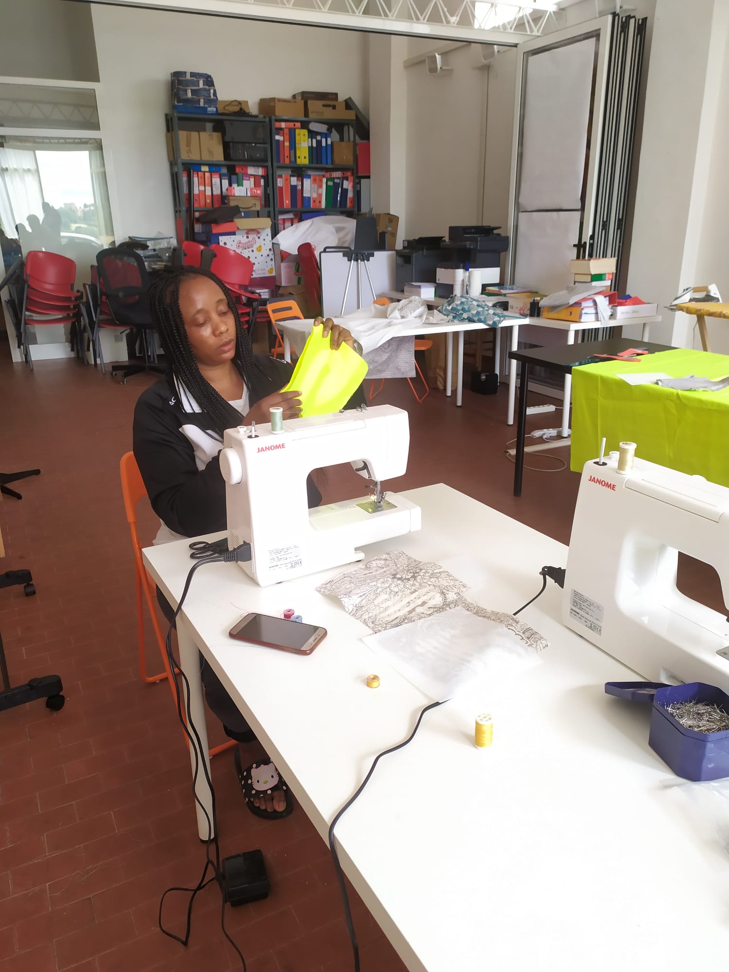 Il laboratorio di sartoria artigianale del Progetto “MaceratAccoglie”