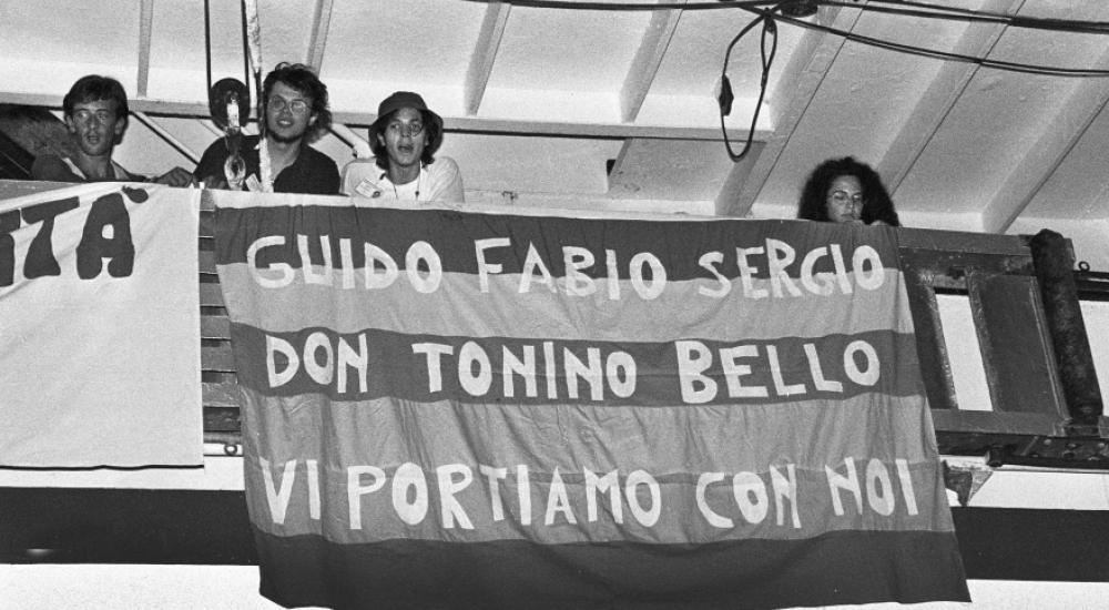 Foto: Mario Boccia, 1993 (Striscione esposto in ricordo di attivisti del movimento pacifista, durante l’iniziativa “Mir Sada – Pace ora – Si vive una sola pace”)