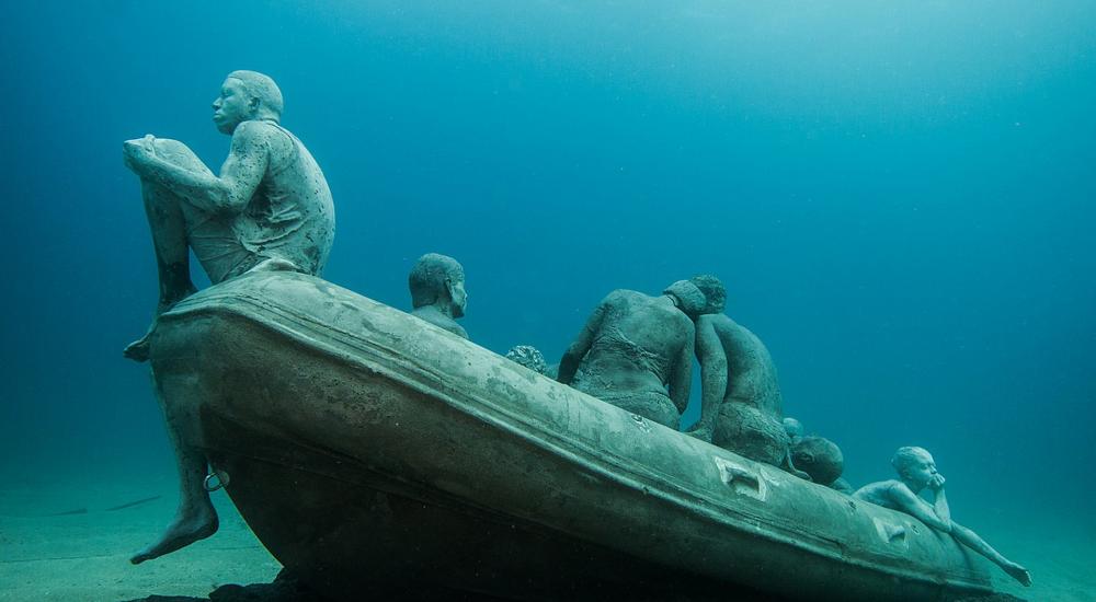 La zattera di Lampedusa, 14 metri sotto il livello del mare, Museo Atlantico, Lanzarote, Spagna © Jason deCaires Taylor